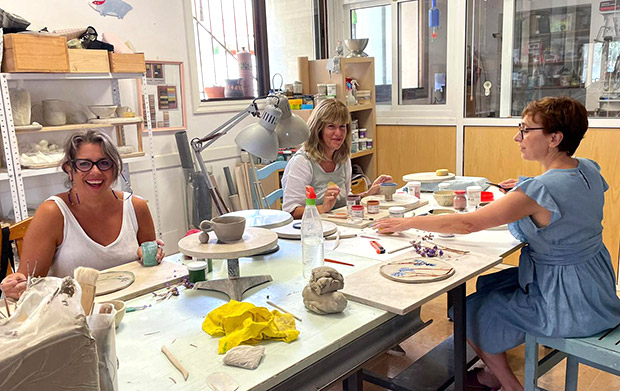 Clase-Adultos-02 tres mujeres esmaltando piezas de cerámica en clase