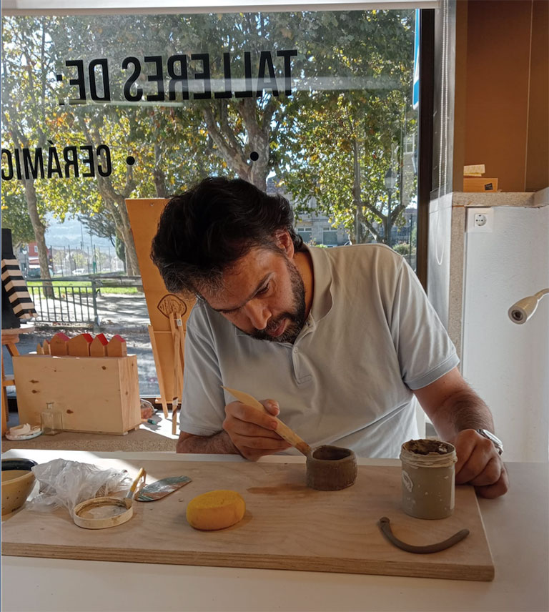Home-HeyJuddy---Clases-de-ceramica-en-Vigo Hombre esmaltando una pieza de cerámica