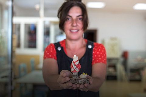 Inés Elorrieta, Heyjuddy, sostiene una figure de cerámica realizada en su taller de La Cafetera Creativa en Navia Vello, vigo